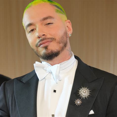 J Balvin lleva traje con falda al desfile de Louis Vuitton.